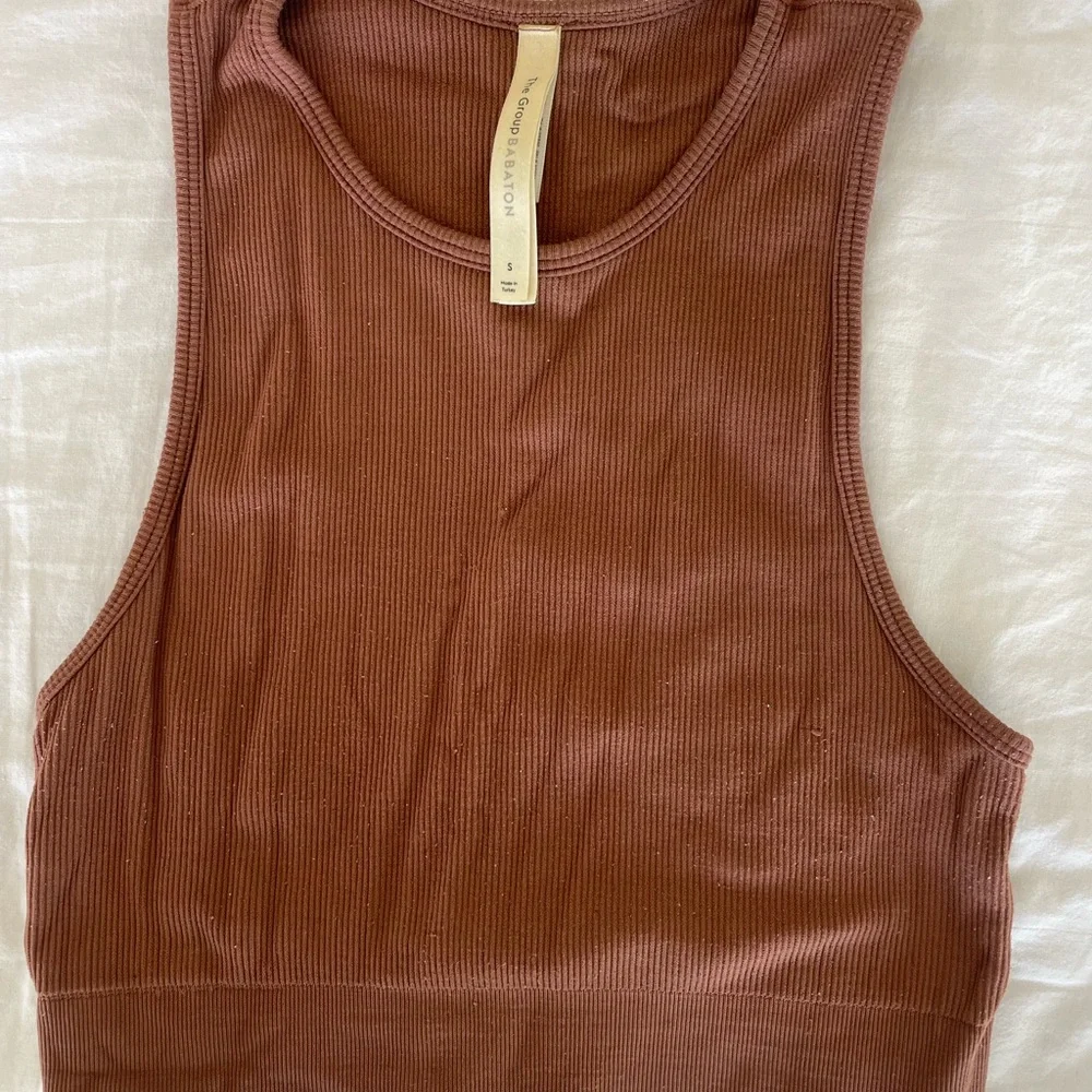 Aritzia | Babaton Ribbed Crop Tank Top - Black & Brown - Picture 2 of 8